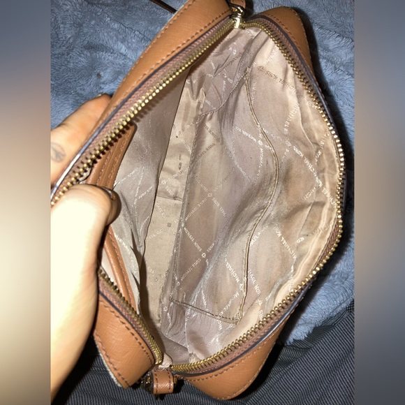 I’m selling my Michael Kors Jet Set Large Crossbody! - Picture 3 of 8